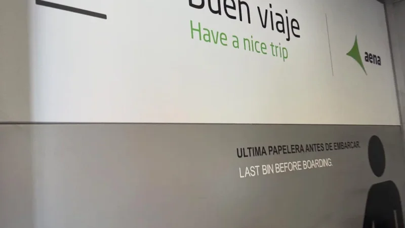 機場牆上的 Buen viaje（一路順風）標示