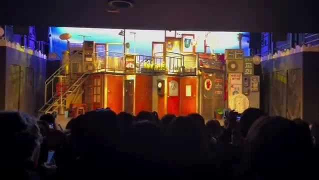 《빨래》開演前的舞台，層層疊疊的首爾老房子佈景