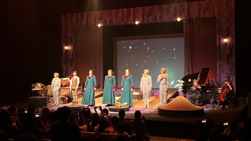空總劇場《小王子》謝幕，演員在舞台上站成一排，旁邊有一架平台鋼琴
